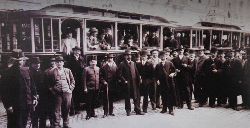 Ljudi ispred tramvaja