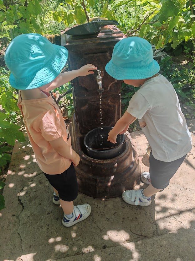Deca peru ruke napolju na cesmi