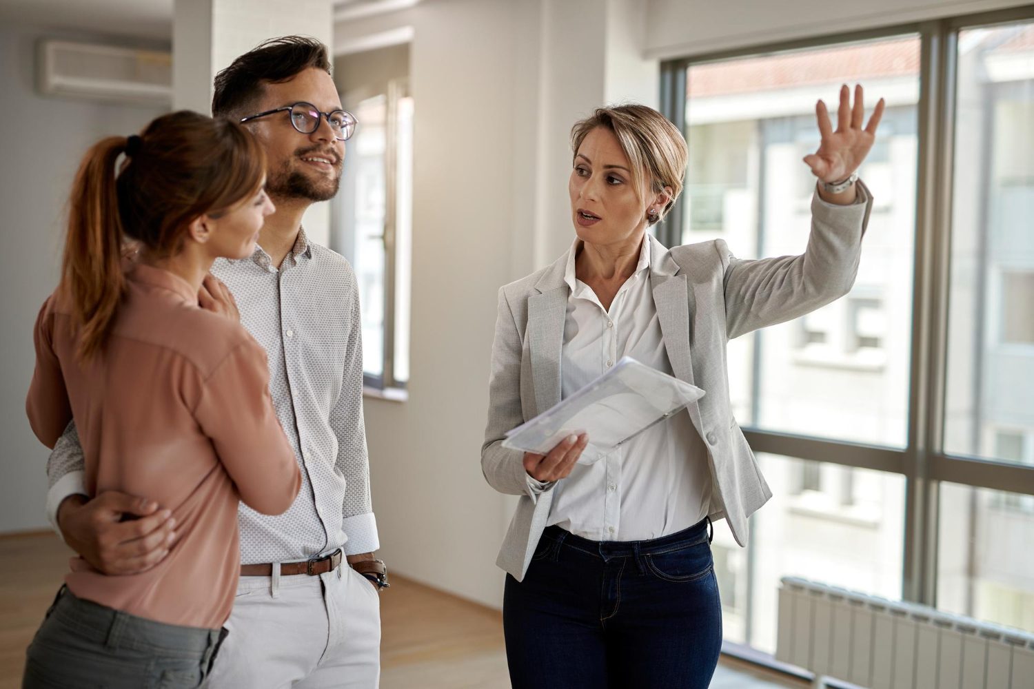 Agent pokazuje nekretninu